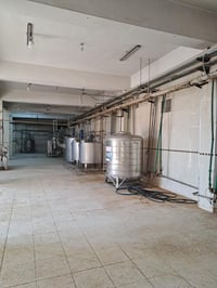 معمل البان للأيجار الموقع: بغداد/ عويريج الشارع الرئيسي بغداد - حله مق...