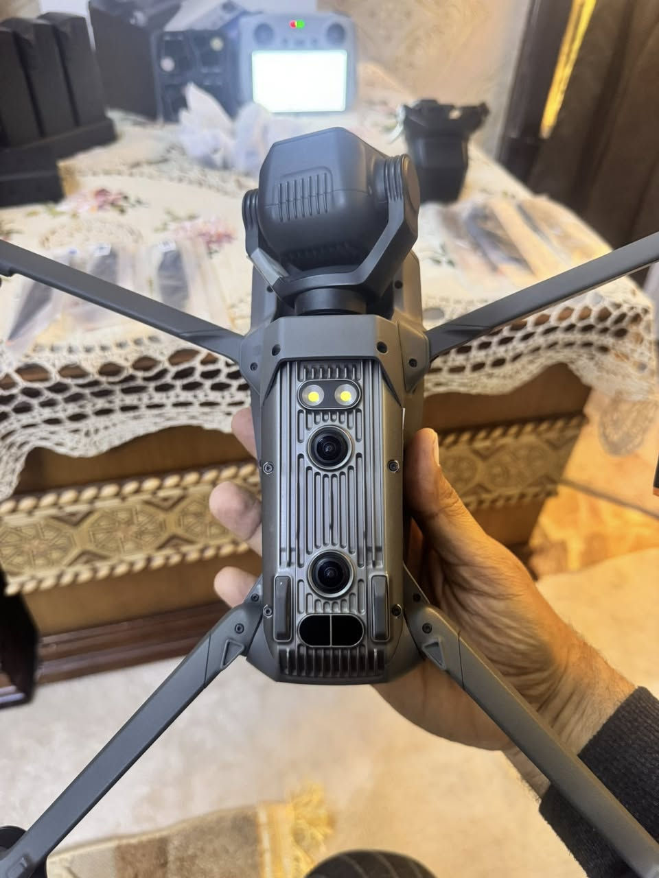 السلام عليكم ورحمة الله وبركاته
يتوفر الدرون العملاق dji MAVIC 3 PRO 
كامل الملحقات نظيف جدا جدا جدا مستخدم ٢،٨٨ ساعة فقط 
نظام الحجز بدون عربون ويتوفر توصيل 
مكاني بغداد حي الجهاد 
للحجز او الاستفسار مراسلة ماسنجر او واتس اب على الرقم ***********
