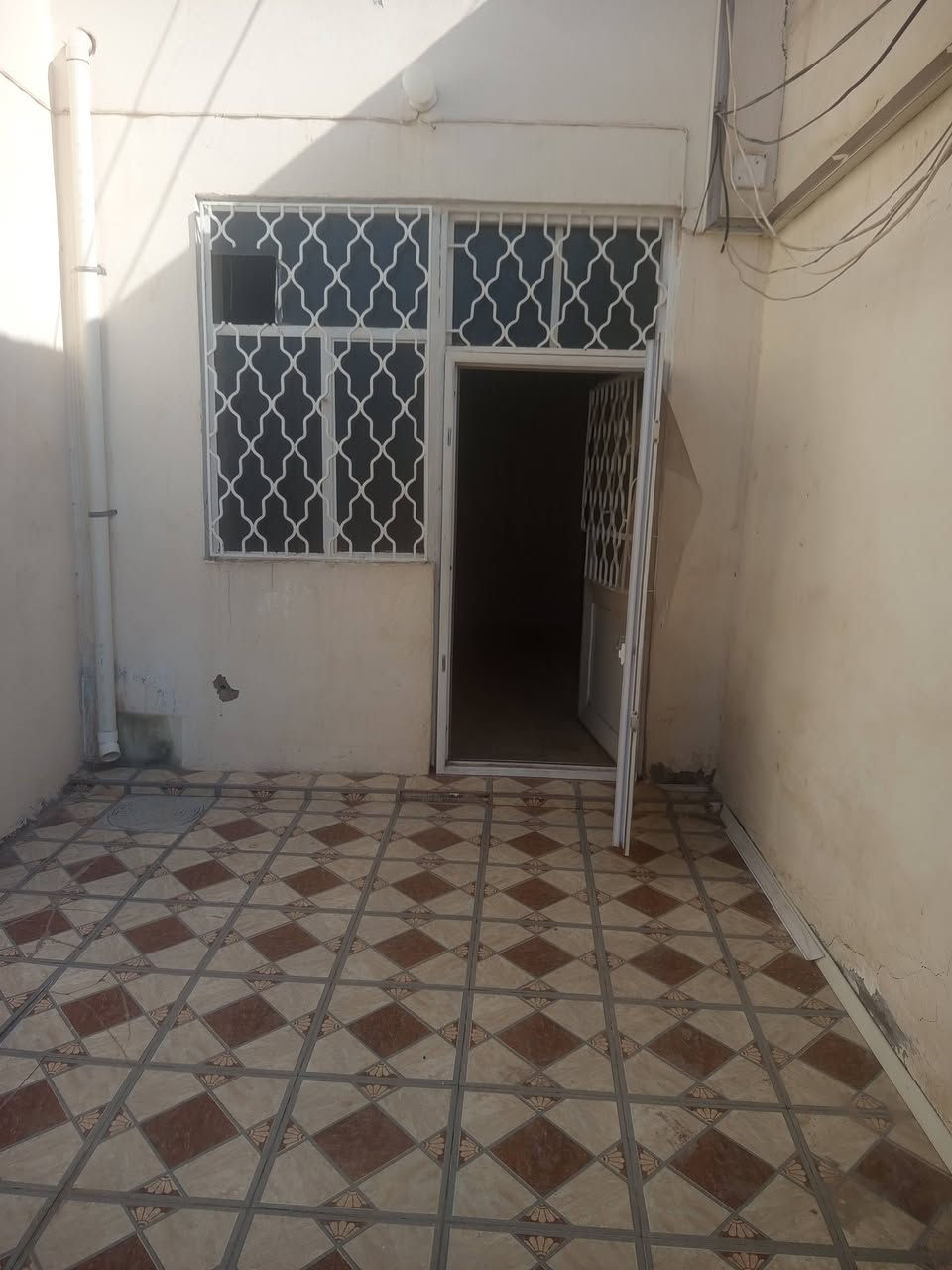 دار للايجار حي الزهراء مساحه 180 متر بيت نظيف غرفتين وصاله واستقبال مطبخ وصحيات  النجف الاشرف***********
