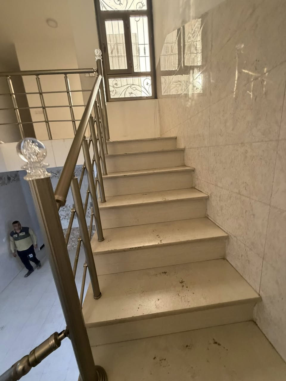 🔴🔴🔴السلام عليكم🔴🔴🔴🔴
🔴🔴 ركن الشباب للعقار 🔴🔴
                 🔴🔴 للبيع 🔴🔴

☑️دار مساحة 100 م
☑️الواجهة 5
☑️يحتوي على 3 غرفم نوم
☑️خدمات عدد 2
☑️استقبال
☑️مطبخ
☑️هول حولي 
☑️بناء 2021
شارع 10
الموقع حي الاعلام حي الشباب   المربع الذهب قرب سوق اميمة 
للاستفسار الاتصال 
احمد العزاوي 
☎️☎️☎️☎️☎️
***********
