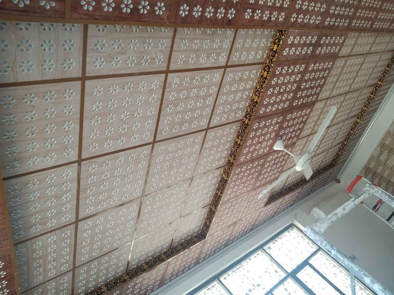 عمل جميع انواع ديكورات داخليه والخارجية وعمل جبس بورد وسقوف ثانوية وعمل  جميع الاصباغ داخل كربلا  ***********
