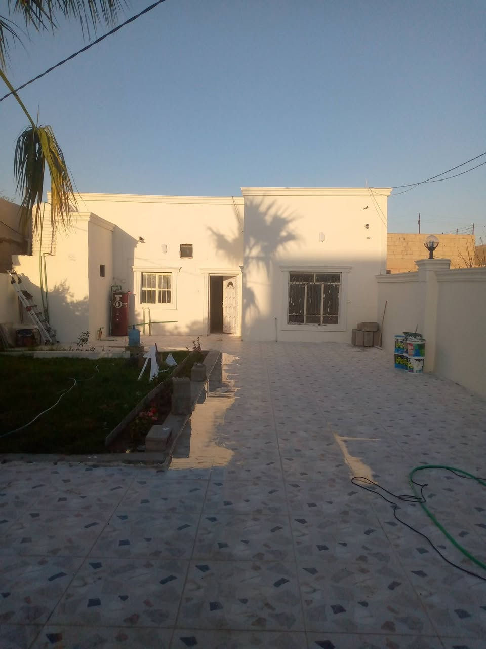 دار للبيع في حي معسكر كامل خدمات مجاري تبليط مساحه 300 متر غرفتين نوم هول مطبخ ستقبال صحيات كراجيه جبير حديقه لبيت فول سيراميك سقف ثانوي اي ستفسار تصل ***********
