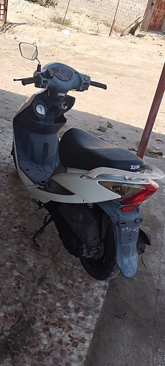 سلام عليكم دراجه سيام نوزل رمبه جديد محركها ما مفتوح كهربايات يشتغلن سعر٧٠٠ مكاني بصره شراي يتصل ***********
