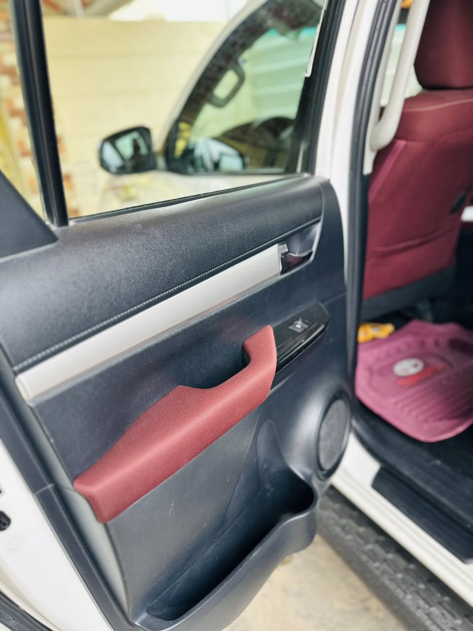 سلام وعليكم تيوتا هايلكس موديل 2022 مكفوله كفاله عامه ( كاز ) سياره جديده بسمي رقم بابل مكان السياره حله سعرها 275 الرقم ***********
