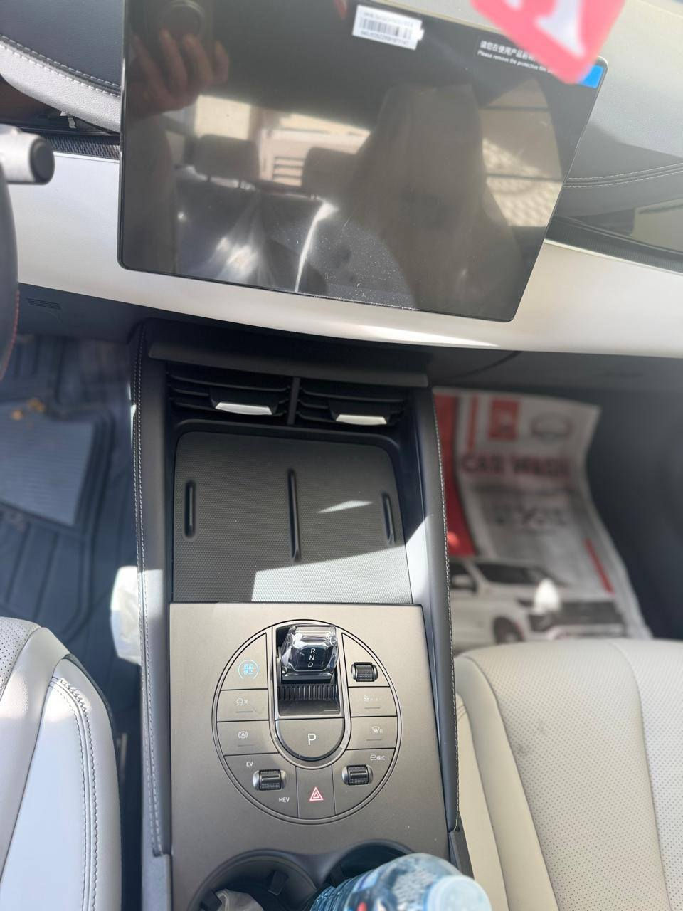 السلام عليكم سيل ٦ ابيض موديل ٢٠٢٥
مرقم كامل بغداد 
عداد ١٠٠٠ يعني اخت الزيرو 
عدت السياره كامله مكمله حته الشاحنه اصليه وياها 
السعر ٢٤.٨٠٠ مرقم كامل بغداد 
المواصفات // 
 كشن كهرباء . داخل جلد ابيض . حساسات . 
رادارات . نسخه 120 كلم . شاشه كبيره دواره . 5 كاميرات
حساس امامي 
حساس خلفي 
شاشه منزله برامج وجاهزه 
الاستفسار ***********  
مكان السياره بغداد الدوره
