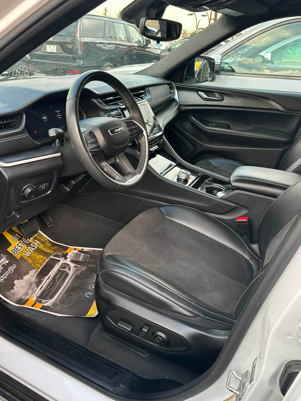 2023 JEEP GRAND CHEROKEE, ALTITUDE 4X2
تشغيل بصمة 
جنطة كهرباء 
كراسي كهرباء     السعر28500$
ويل20
كيرماوس
سايد ابريك بصمة 
كراسي تدفئة 
شاشة كبيرة 
كامرة 360
لايت زنون 
4*4
تحكم مقود
وباقي المواصفات الاخرى ‭***********‬
