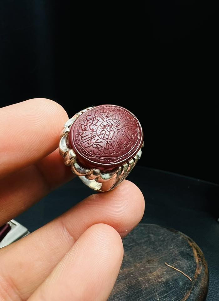 حياكم الله جميعا 

الي يحب قطعة من العقيق اليماني 

تكون نخب اول من جبال اليمن السعيد
 
هذا الخاتم من الصياغات اليدوية البحرينية
 
نقش عليه سوره العصر المباركة

بسم الله الرحمن الرحيم 
وَٱلۡعَصۡرِ (1) إِنَّ ٱلۡإِنسَٰنَ لَفِي خُسۡرٍ (2) 
إِلَّا ٱلَّذِينَ ءَامَنُواْ وَعَمِلُواْ ٱلصَّٰلِحَٰتِ 
وَتَوَاصَوۡاْ بِٱلۡحَقِّ وَتَوَاصَوۡاْ بِٱلصَّبۡرِ (3)

 
خط يــــــدوي✍️ للنقاش  علمدار

للاستفسار اكثر موجود 🤳🏻واتساب***********
