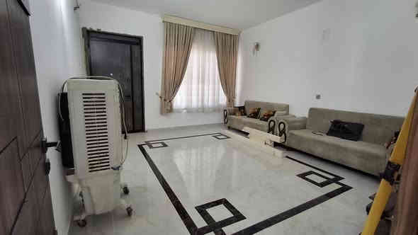 السلام عليكم نصف دونم طابو ملك صرف واجهة ١٧ ونص م ونزال ٦٥م فيه دار بناء سنة ٢٠٢٥ مساحته ١٦٠م يتكون من ٦ غرف الطابق الثاني ٤ نوم + خدمات وحولي والطابق الأول ٢غرف نوم وخدمات + مطبخ + استقبال  + حولي
بناء درجة أولى 
العنوان بغداد عرب جبور مجمع السفير
السعر 400 وبي مجال 
***********
