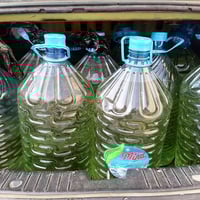 عندي ١٣ قارورة نفط للبيع سعر القارورا ١١ الف قفل استلمت اليوم مليانات ...