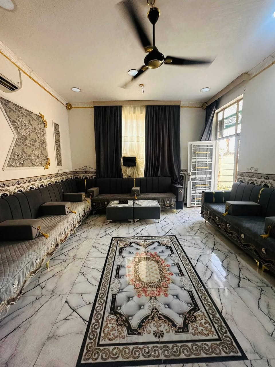 بيت للبيع مساحتها 320 متر نوع العقار زراعي يتكون غرفتين وصاله وكلدور وصحيات داخلية + خارجية بيت كامل أرضية بورسليم حديقة جانبية 120 متر  شارع تبليط خدمات كاملة مدارس قريباً على بيت العنوان منطقة الغليس قرب نبي الله ايوب على شط الحله طريق ديوانية حله سعر 65 وبي مجال بسيط.... ***********
