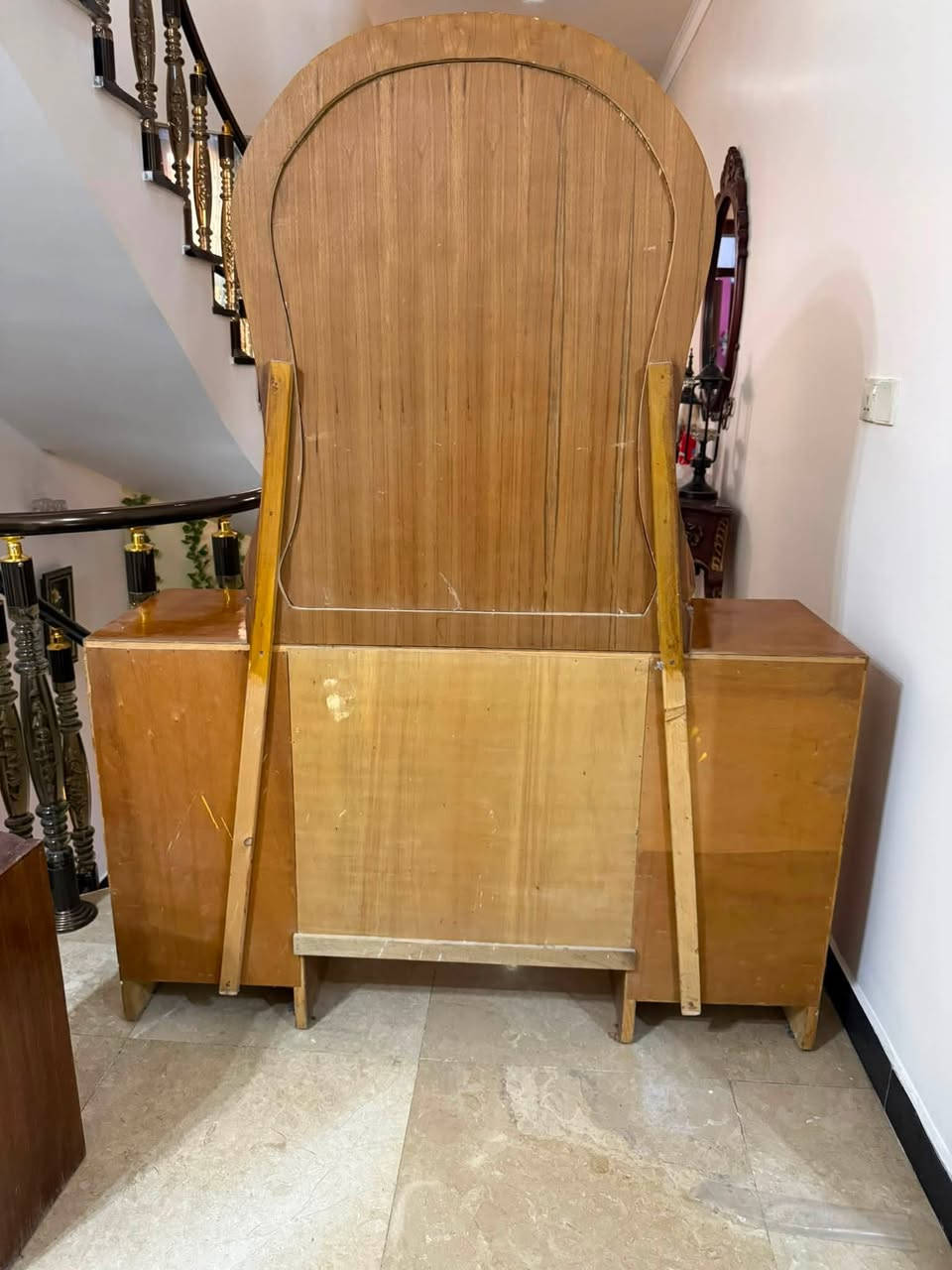 السلام عليكم عندي هاي قطعه ميز تواليت  خشب اصلي رايدها ب ٧٥ وبيها مجال للشراي
عنوان بغداد الرصافة 
رقم  ***********
