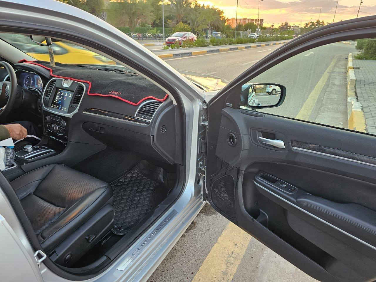 السلام عليكم...
كرايسلر 300 اوباما 2023 
ماشية 30.000 
ستة سلندر 
حادث بداية الجاملغ وبداية البنيد موضح بالصور بدون دواخل 
مواصفات التيورنك معروفة 

كير مكينة حدادية كهربائيات كلهة بشرط. 
رقم بغداد هزة جديدة شرط التحويل. 
السعر: (300 ورقة يعني 3 شدات وبيها مجال جدأ بسيط حك جيتك ) 
مكان السيارة بغداد البياع 
للتواصل عل الرقم فقط.... 

 *********** بغداد, العراق
