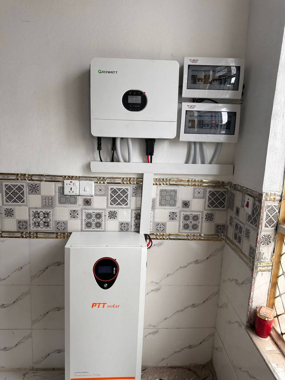 اليوم الثلاثاء الموافق 24/02/2026
تم بعون الله إكمال نصب  وتشغيل منظومة  للطاقة الشمسية في #قضاء #مندلي #اشبيليا 
تجهز 16 أمبير نهارا  16 أمبير ليلا وتتكون المنظومة من:-
1-ألواح شمسية عدد 8 قدرة اللوح الواحد 640 واط
2- بطارية نوع ليثيوم قدرتها 15 كيلو واط
3- أنفيرتر  قدرته 6 كيلو واط
4- بورد خاص بالمنظومة متكامل الحماية
5- هيكل حديد مغلون مقاوم للصدا
#ملاحظه: لانعمل ببطاريات التجميع الرديئة

بإدارة عمر ياسين 
وحسن سالم
للأستفسار أكثر الأتصال او مراسلة الأرقام  التالية. ‏
***********
***********
