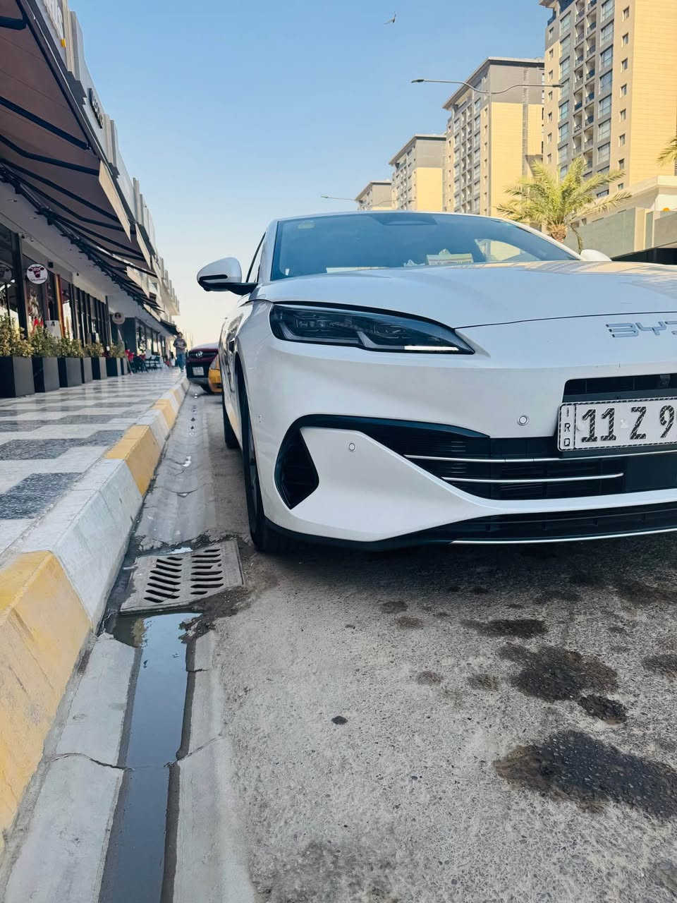 بي واي  سيل 6 فول ام 13كامره ودا كام 
من عدا Byd seal 6 dmi بي واي دي سيل 6 هايبرد

معرض الحلو ضمان 40 الف او سنتين 

هايبرد قابل للشحن 

اجمالي الكيلومترات (شحنه كاملة + البانزين) ٢١٠٠ كيلومتر (الفعلي ١٦٠٠ كيلومتر تقريبا)

- نسخة ال ١٣ كامرة وقيادة ذاتية ADAS

- اوتو بارك و valet mode (تطبك وانت خارج السيارة)

- رادار امامي مانع تصادم

- رادار خلفي وحساسات زاوية ميتة

- تنبيه عند فتح الباب ووجود سيارات قادمة

- تنبيه عند الرجوع وقدوم اشخاص او سيارات من احد الجهات

- اذا كسرت بدون ما تشغل اشارة على سيارة جاية اسرع منك وكانت سرعتك فوك ال ٥٠ كيلومتر السيارة تتدخل وتلوف ستيرن وترجعك لمسارك قبل لا يضربك

- اذا اجت باتجاهك سيارة سريعة تشغللهه دبل اشارة للتنبيه

- نظام سكيورتي من تطفيها تصور اي واحد يتقرب منهه

- كاميرا تصوير اثناء القيادة مع عرض دوسة تفاصيل القيادة من سرعة وضغط على دواسة البانزين او البريك

- تشوف اي شي جوة السيارة

باختصار هاي النسخة بيهه احدث انظمة السيفتي والسكيورتي المتقدمة من شركة byd

عدى الكشن الكهرباء والفتحه

بطارية ٨٠ كيلومتر بالشحنه 

كل التنبيهات صوتية باللغة الانكليزية بعد التحديث الاخير

ماشية 26 قابل للزيادة

بيهه رصعة وحده مبينه فقط  وبل صور موضحها 

بغداد حي الجهاد 

السعر 24 ونص بيها شي بسيط 

*********** بغداد, العراق

