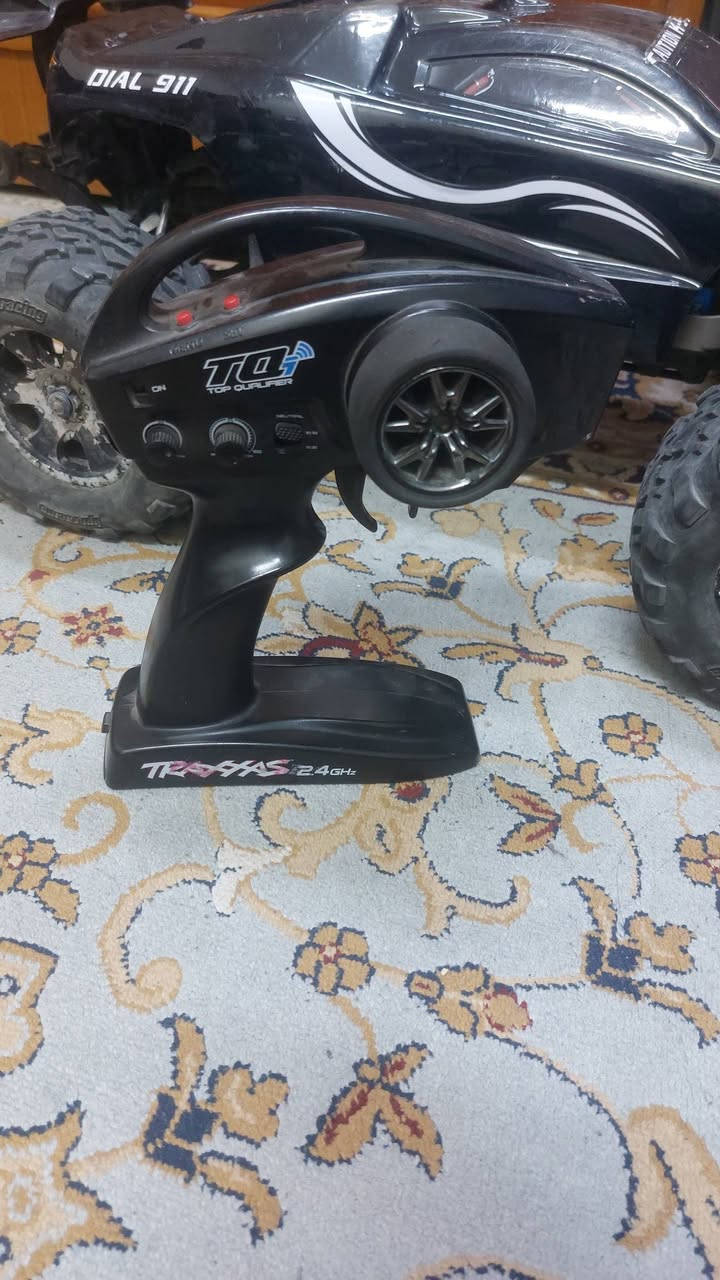 سيارة traxxas e revo 1/8 للبيع مع بطاريات 
السعر المطلوب 500 الف دينار
مستعملة
***********
