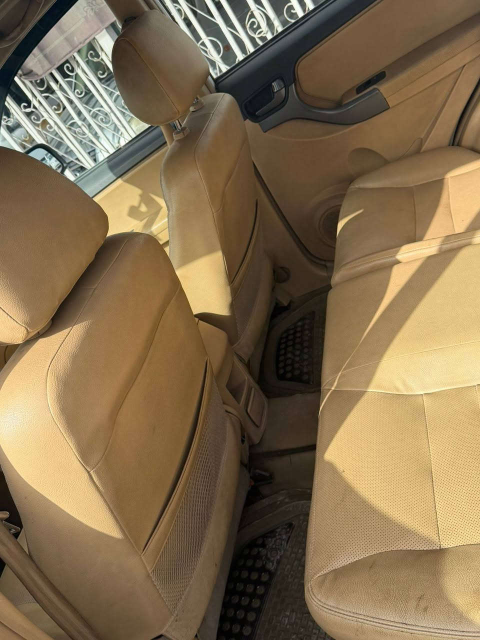 السلام عليكم 
للبيع تيكو . موديل ٢٠١٢ . رقم بغداد إنكليزي بسمي . كير ومكينه مكفولات بلاديات . مكفوله من الحادث . بيها صبغ بالجاملغ والباب جهة اليمين بدون حادث . شاشه أندرويد .تبريد شغال . سياره نظيفه . السعر ٦٠$ وبيها مجال حك الجيه 
العنوان بغداد الجديده 
***********.
