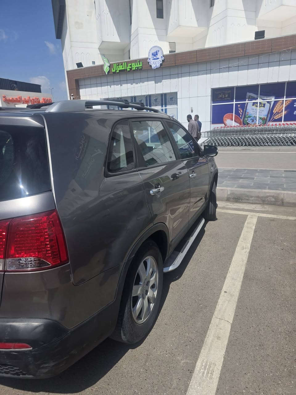 سورنتو 2013 وارد أمريكي
السلام عليكم
سورنتو وارد أمريكي ماشيه 92 الف ميل حقيقي  حادثها سرقه جاملغ وبنيد ومصبوغات جاملغ الثاني وباب السايق والصدر للجماليه بدون معجون بدون حادث
المكينه سته سلندر دوش 3500 جديده ما مفتوح بيها برغي
السياره رقمها بغداد بسمي سنويه ورقم وهزه جديده
الصدر (حداديه السياره) نص عمر للامانه
التبريد ثلج
السعر 127 وبيها مجال 
العنوان بغداد الشعب
***********
