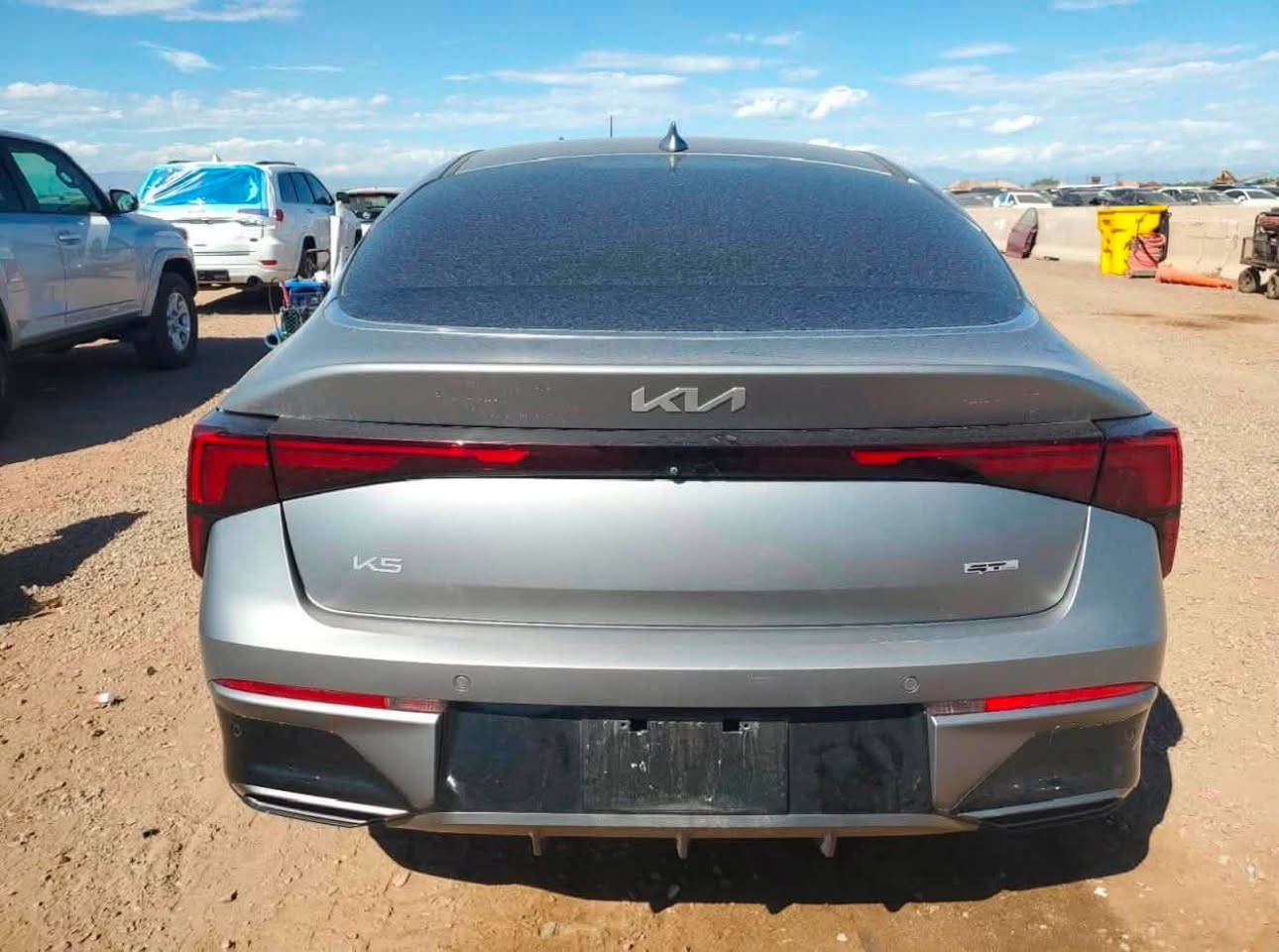 السلام عليكم للبيع كي فايف  K5 GT LINE
موديل 2025 الشكل الجديد ماشيه 27الف دخول جديد يعني اخت الزيرو ومكفوله كفاله عامه من كلشي فقط صبغ جاملغ بدون تبديل اي قطعه وبدون فتح راديتر غاز تبريد امريكا صوره الحادث موجوده بالمنشور  مرقمه بغداد  بسمي لون الرصاصي الطافي 
محرك 2500 تنفس  طبيعي 
جيتي لاين فول……...للاخير عده البنوراما 
مواصفات جلد لونين
رادار امامي وجانبي 
وحساس امامي وخلفي
ويل كب حجم 18
لد امامي وخلفي ولايت زنون اصل 
كامره وشاشه متصل وتشغيل عن بعد وبصمه وسايد بريك بصمه وشحن واير لس
انظمه قياده _ مثبت سرعه _ مانع انزلاق _ مانع انحدار _قيادة ذاتية
للاتصال ***********
مكاني بغداد جسر ديالى
