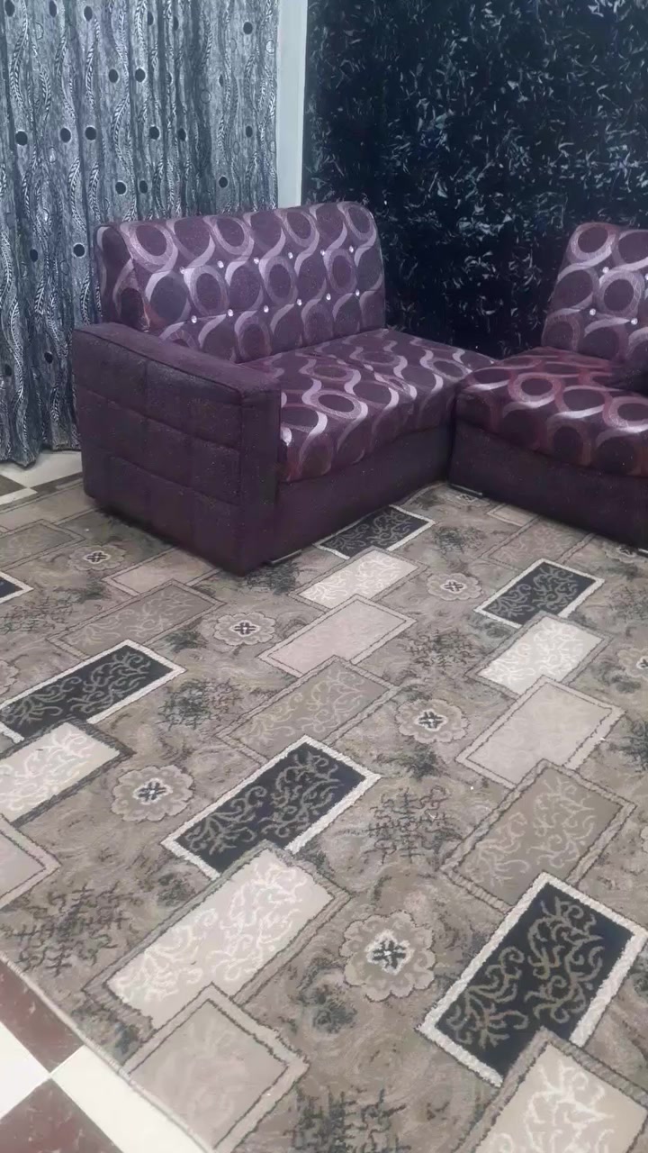 غرفة استقبال مكونة من اربع قطع شغل نجار مو تجاري ولاتركي  بشرط المتانة وبسعر مناسب جدا  والنقل علينا الرقم *********** طريق بغداد
