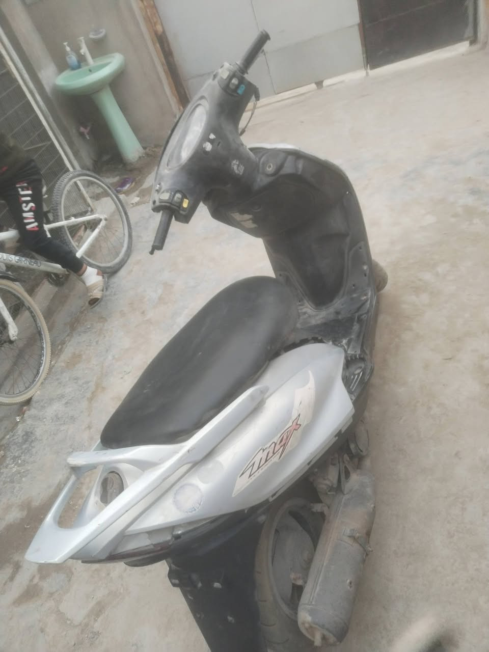 السلام عليكم 
دراجه ماكس 140 
الدراجه  كايمه ومتروكه
السعر 175وبيه مجال 
مكاني بغداد العبيدي
التواصل ***********
