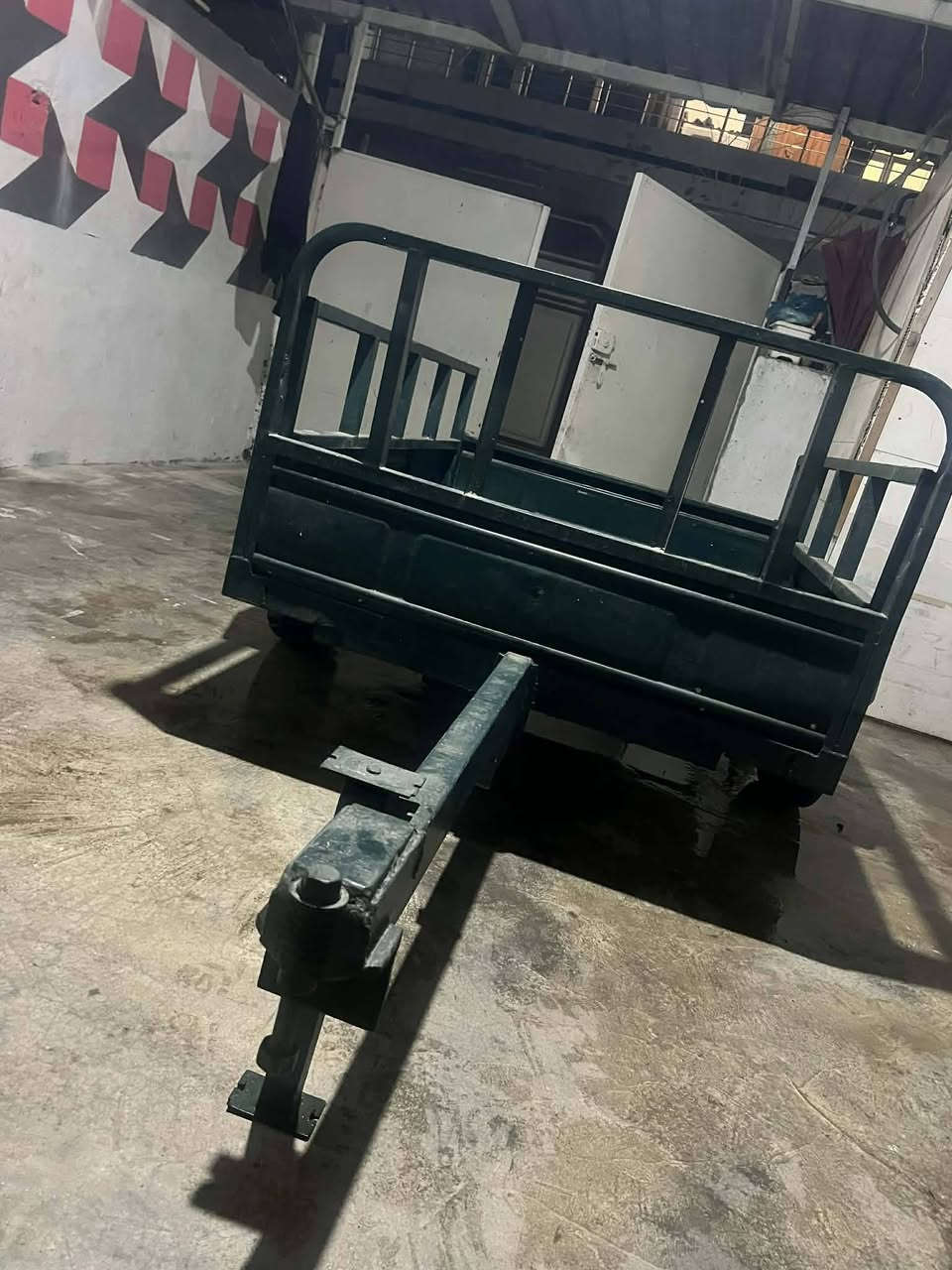 سڵاوی خوای گەورە تان لێبێت ئەم عارەبانەیە بۆفرۆشتن زۆر پاکو خاوێنە  مەتروبیست پانە مەترو حەفتا درێژە  دەتوانی لەهەموجۆرە سەیارەیەکی ببەستی   نرخەکەشی 400هەزارو محامەلە زۆر خاوێنە  شوێنم قەڵادزێیە  بۆداواکردن مەسج بنێرە یان تێل بکە***********
