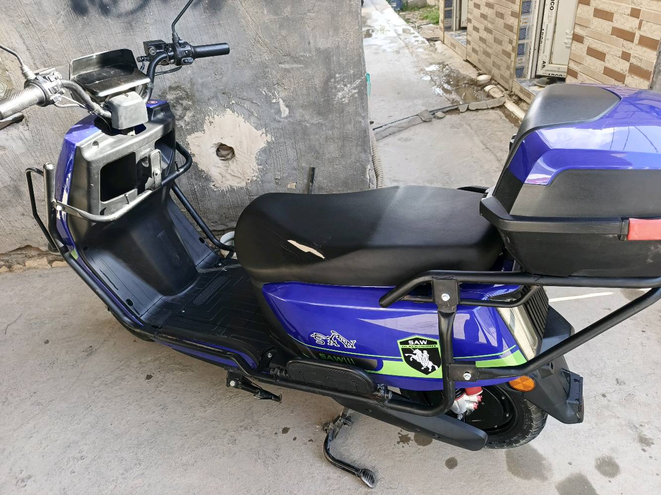 السلام عليكم عدني دراجه للبيع الدراجه كامله من كلشي ما بيها اي نقص لايتات تبل اشاره 
بكهت كلشي شغال 3 سرع سرعتها الحقيقه 75 كيلو تمشي خير الله بس ملف 1500 شاشف ايباد صندوك واسع لل تخزين تأيرات جديتاد المحافظة الأنبار الخالديه 