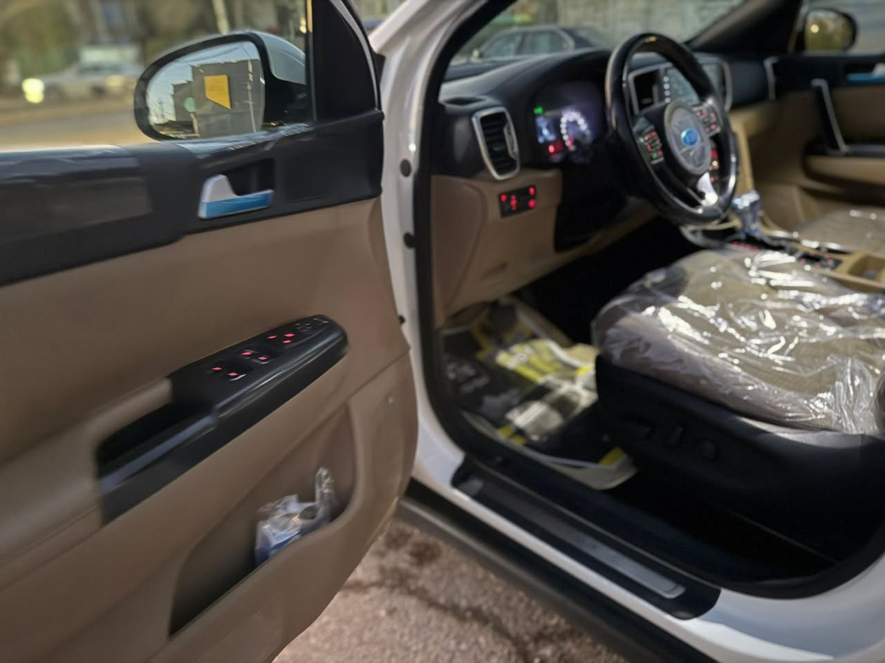 السلام عليكم كيا سبورتج موديل ١٧ فول مواصفات ١/١  ماشية ٧٠ الف حقيقي على ايد وحدة من الشركة جاهزة من جميع النواحي ومابيها نواقص محرك وكير مكفول بارد بسيط فقط ومكفول من الصبغ والتبديل 
بانوراما
بصمة ابواب وتشغيل
صندوق كهرباء 
المقاعد الامامية كهرباء 
تبريد قطعتين 
اشاير مري 
مري شفط 
انارة ترحيب 
حساس امامي خلفي 
اضاءة زنون 
مكانها بغداد وسعرها ١٨٧ للاتصال 
***********
