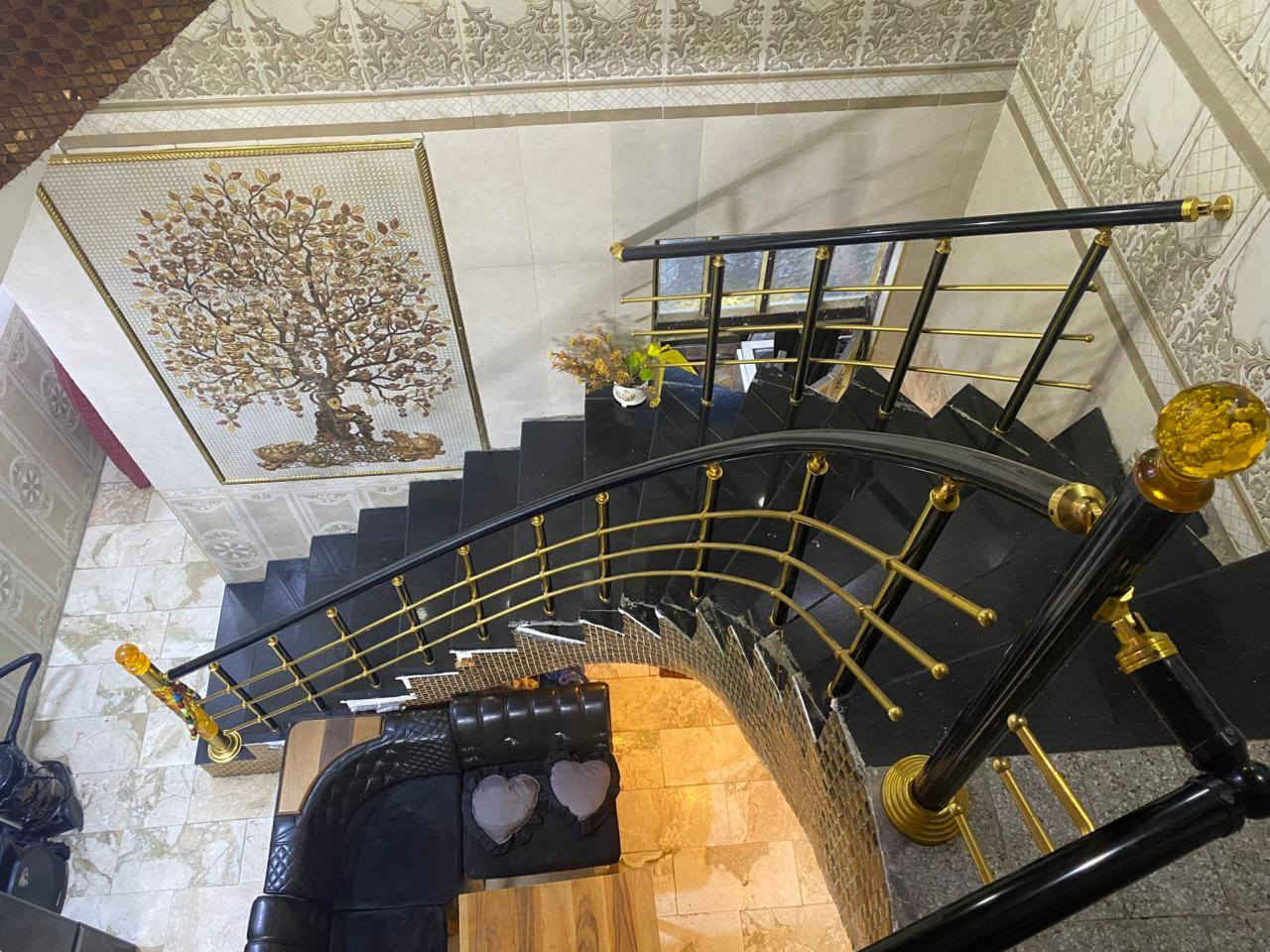 دار للبيع منطقه حي التراث 10/3شارع السياب قرب شارع وادي الذئاب مساحة 100 متر الواجهه 5 النزال 20 البناء جديد ودرجه أولى والاساس رفت عالي عن الشارع متر  ثلاث غرف نوم والبيت مدخلين للمطبخ والاستقبال الطابق الأرضي حمام خارجي واستقبال ومطبخ وحمام داخلي وغرفه نوم الطابق الأول غرف نوم نظام سويت وغرفه نوم أطفال والطابق الثاني بيتونه كبيره والبيت سطحين الارضيه مرمر لمعرفه تفاصيل أكثر الاتصال على الرقم ***********
