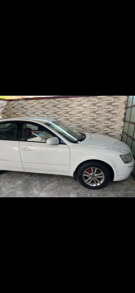 السلام عليكم سياره للبيع سوناته مقدس موديل 2012 كوري رقم بصره بسمي مكفولة من الضربه مكان البصره القرنه رقم الهاتف ***********
