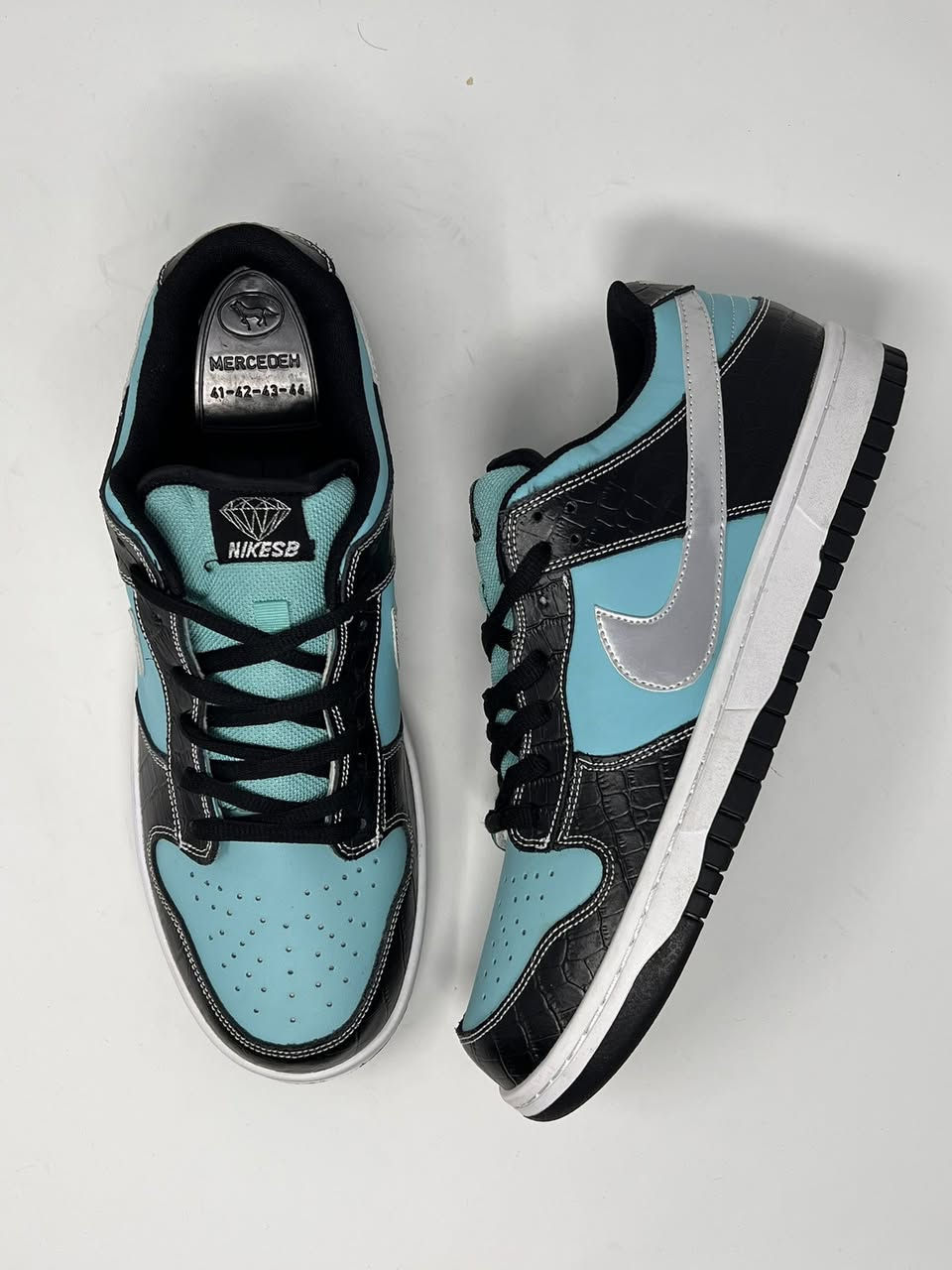 Nike sb diamonds
قطعه فنيه تفاصيلهه رائعه، حجم 44(28cm)، القطعه سعرهه على المواقع يتجاوز ال 2000دولار،،،،،،،،،،
سعرهه 35 الف دينار بس

ادخل انستا شوف شنو متوفر
https://www.instagram.com/hermes.storex?igsh=MTBvc3I2dm9yYTBjaw==


**إذا كنت صاحب هذا الإعلان وتريد حذفه لأي سبب، رجاءا أرسل رسالة إلى الدعم الفني**