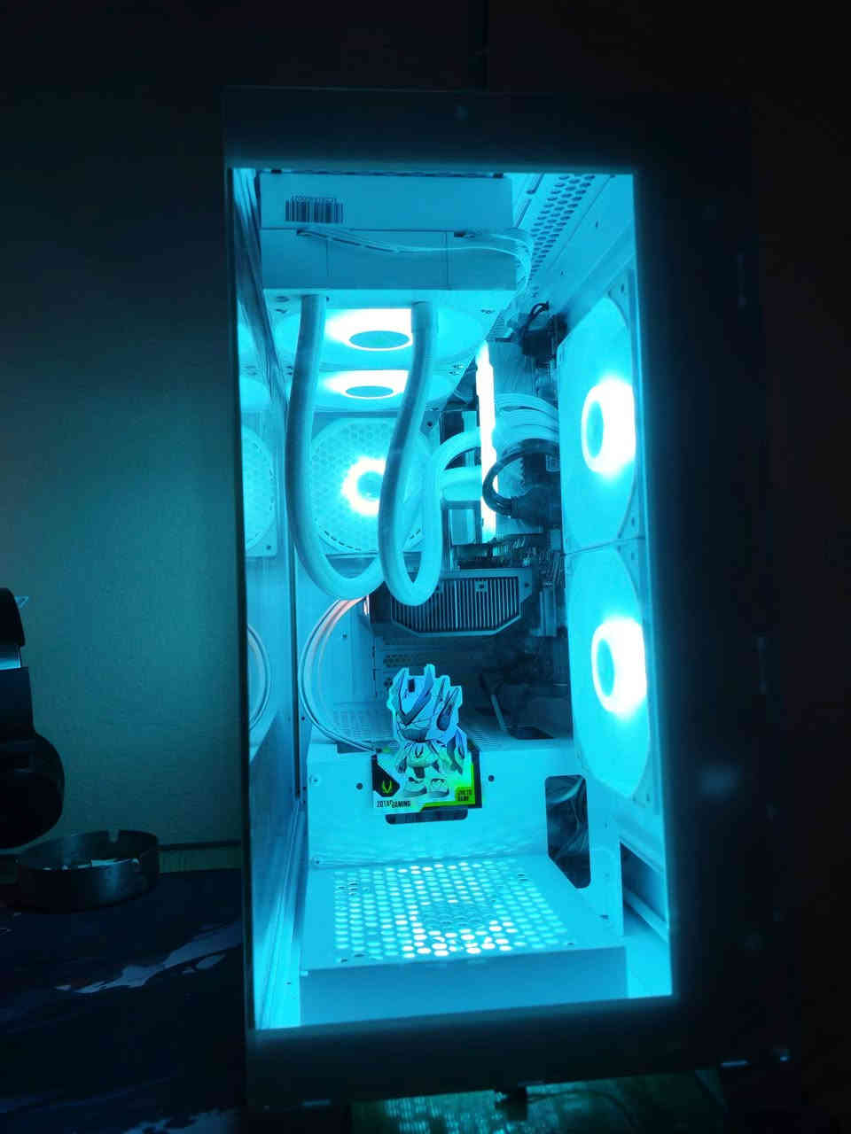 حاسبة نضيفة وقوية جداً مستعملة 10ايام فقط مع شاشة وكيبورد وماوس ويو بي اس
مواصفات الكيس
1_ معالج AMD 9600X
2_ كارت شاشة ZOTAC RTX 5070 12G
3_ لوحة أم ASUS PRIM B650M-A WIFI
4_ رامات  32G DDR5 6400
5_ تخزين 1TB M.2 7400
6_ التبريد 240WH مائي + شاشة لعرض الحرارة
7_ بور سبلاي فول موديلر  750W +80 GOLD 
8_ كيس FSP S340
الملحقات 👇
1_ شاشة AOC 32 _300hz
2_ كيبورد Captain 75 مغناطيسي
3_ موس ريدراكون M814 RGB 
4_ يو بي اس KSTAR 2600VA

💥السعر مليونين و600 ألف 
🏠 العنوان / ديالى _ بعقوبة
📞 الرقم / ***********
