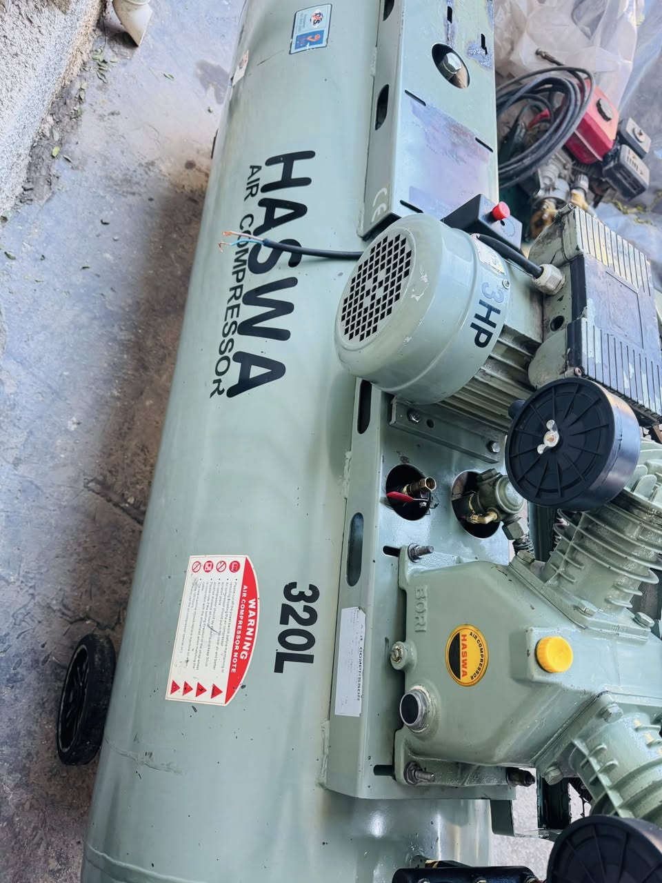 كمبريسر حجم 320 لتر كلش كبير نظيف جدا شغال ثقيل جدا دبل تاروسة بي مكان مال تاروسة ثانية وماطور او محرك السعر 550 الف مكاني بغداد 
مدينة الصدر 
*********** متوفر واتساب
