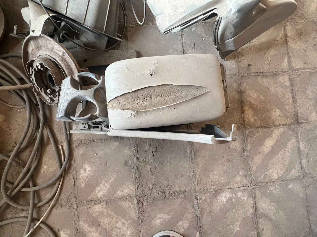 مجموعه اغراض افلون 2001 دشبول مع ابطاين أبواب كيجات مع ماصدات مع لاستيك أبواب اصلي مع جويتر 
***********
