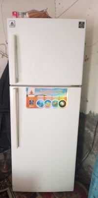 ثلاجة • نضيفة • شغالة