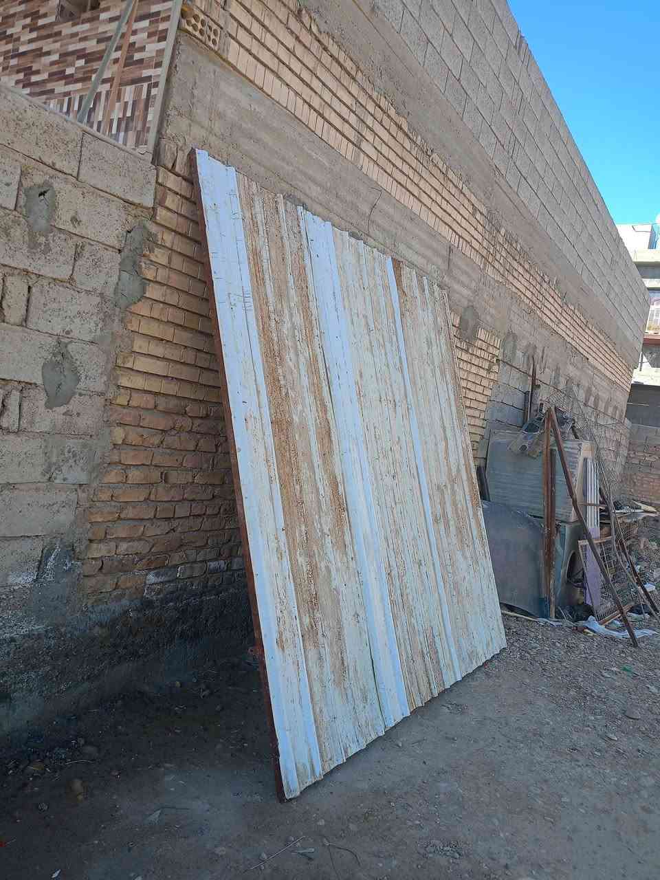 السلام عليكم سقيفه وحده قياس 3/3  مع صفاحيه سيم قياس 3/2  مع جينكوات طول 5 متر للبيع نضافه فول وخانه ام 3 مال طيور للاستفسار خاص او اتصل  ***********
