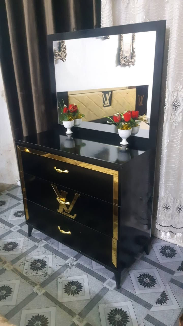 السلام عليكم غرفه نوم للبيع نضافتهااا100/100سعرهاا250وبيها مجال رقم هاتف واتس *********** بغداد
