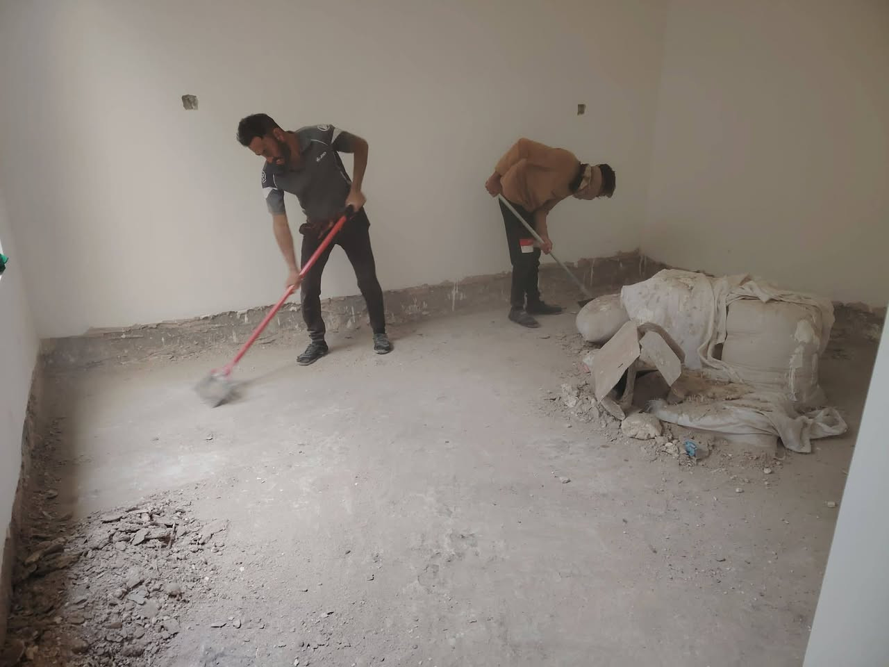 سلام عليكم  /  يوجد كادر عمل جاهز /  تصعيد مواد /  تنضيف بيوت /  تفليش /  تكشيط /  دفن نهري /  شقلنه ليل ونهار /  ومعداتنه جاهزه  ومالك دخل بكلشي تأخذ شقل جاهز مني سلمني شقل وتأخذ شقل جاهز / ماعليك بس تصال على رقم /// ***********
