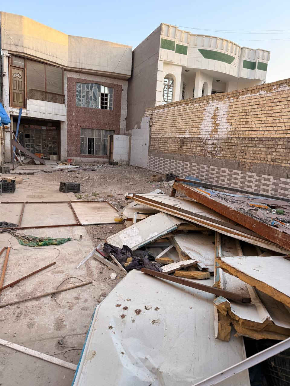 دار للبيع او قطعة ارض في منطقة الامين الثانيه مدخل سيطرة الجمهوريه مقابل سوبر ماركت بسكويته مساحة الدار 277.5
واجه 7.5
نزال 37
الكاع موقعه حلوو 
تصير عماره 
وسعر الكاع مناسب جداً 
للاستفسار اتصل 
***********
