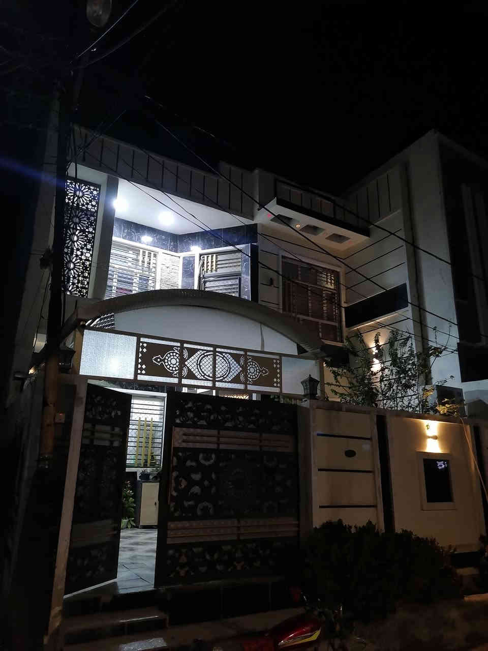 بسم الله

دار للبيع..
 الموقع. ٧نيسان. (حي المصطفى)
قرب الكليه التربية الاساسيه. رابع فرع

١.المساحه. ١٨٤م / نزال ٢٣.. واجهه ٨م
٢.يحتوي على.  ٥ غرف نوم كبيره
٣. قاطع صحيات داخلي. وخارجي. وطابق ثاني ايضاً
٤. استقبال كبير. مع ديكور مغربي 
٥. مطبخ. حار و بارد
٦.طابق ثاني. ٣ غرف نوم و قاطع صحيات
٧. سطح طابق ٢ و طابق ٣
٨. حديقه مربعه 
٩. بناء حديث.  زراعي سند ٢٥ 
١٠. للاستفسار. *********** /***********
