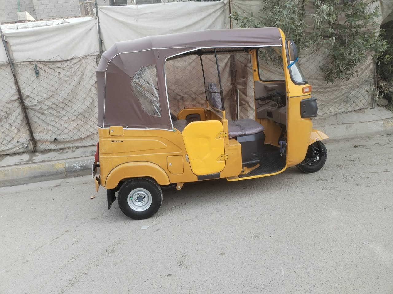 تكتك لبيع موديل 21 رقم وسنويه مكفوله الشراي يخابر المكان بغداد العبيدي حي الراسه ***********
