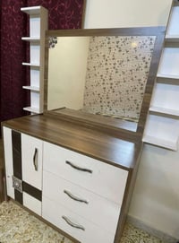 ميز تواليت • نظيف • للبيع