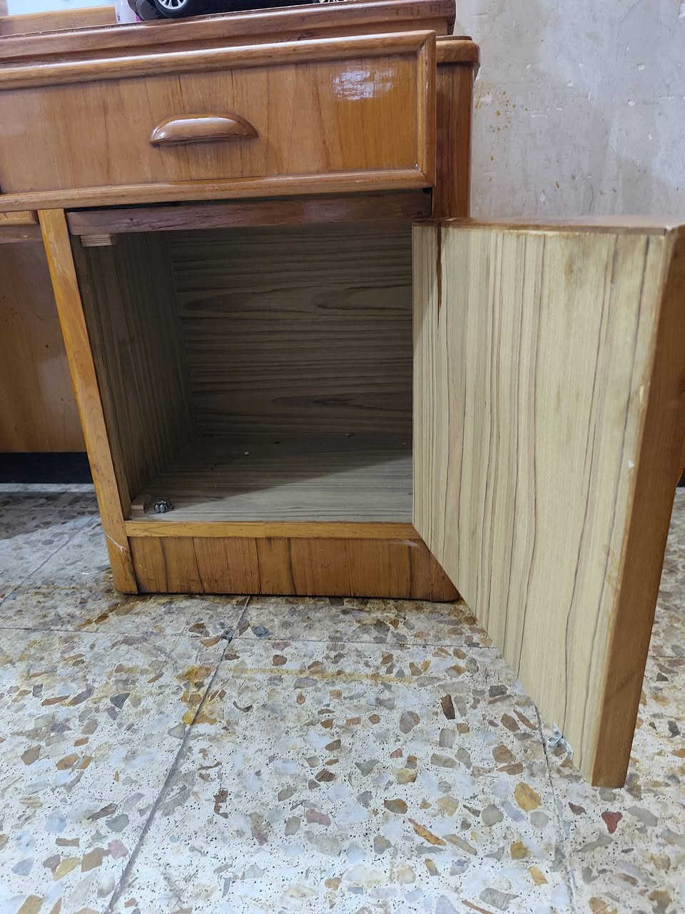 غرفة نوم للبيع تسكام صاج داخل وخارج استخدام قليل مابيها اي ضرر مكاني حلة شارع 80 قرب  مدينة ألعاب ارض بابل ***********
