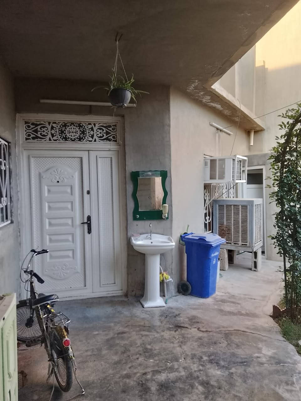 دار للبيع طابو طابق واحد منطقة 77 خلف التجاري قرب ماركت عامر خليل يحتوي الدار على كراج وحديقه واستقبال ومطبخ وهول وغرفة نوم وصحيات داخليه وخارجيه اللأستفسار الاتصال على هذا الرقم ***********
