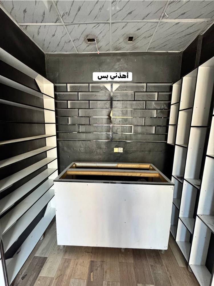 السلام عليكم اخوان رفوف قطع باقيه عندي جدد للبيع رقم الهاتف***********
