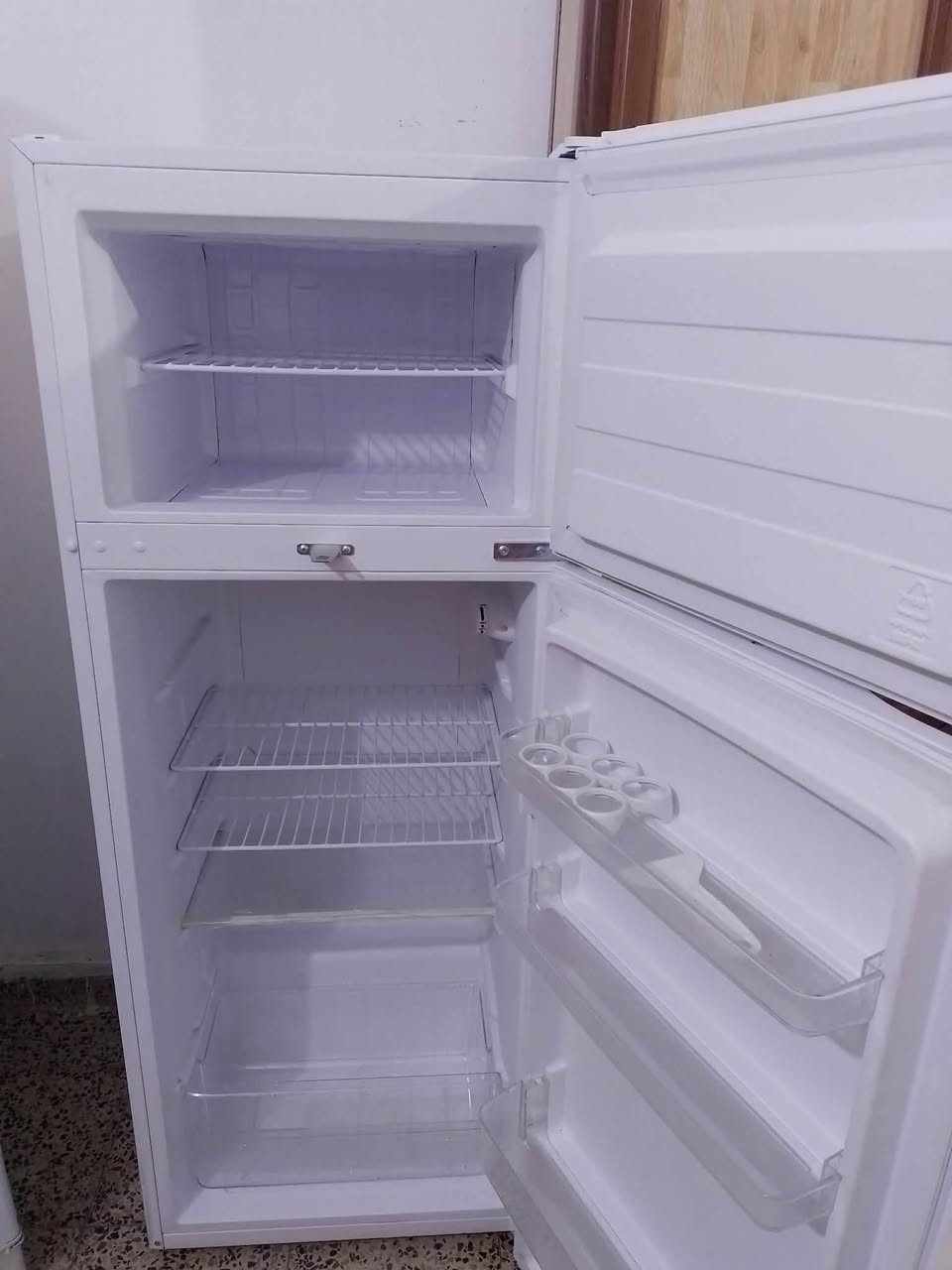 ثلاجة جديدة للبيع استعمال يومين مكانها حي الجهاد دابيعها ٢٥٠ وبيها وصل وضمان سنتين 
الاتصال على هذا الرقم ***********
