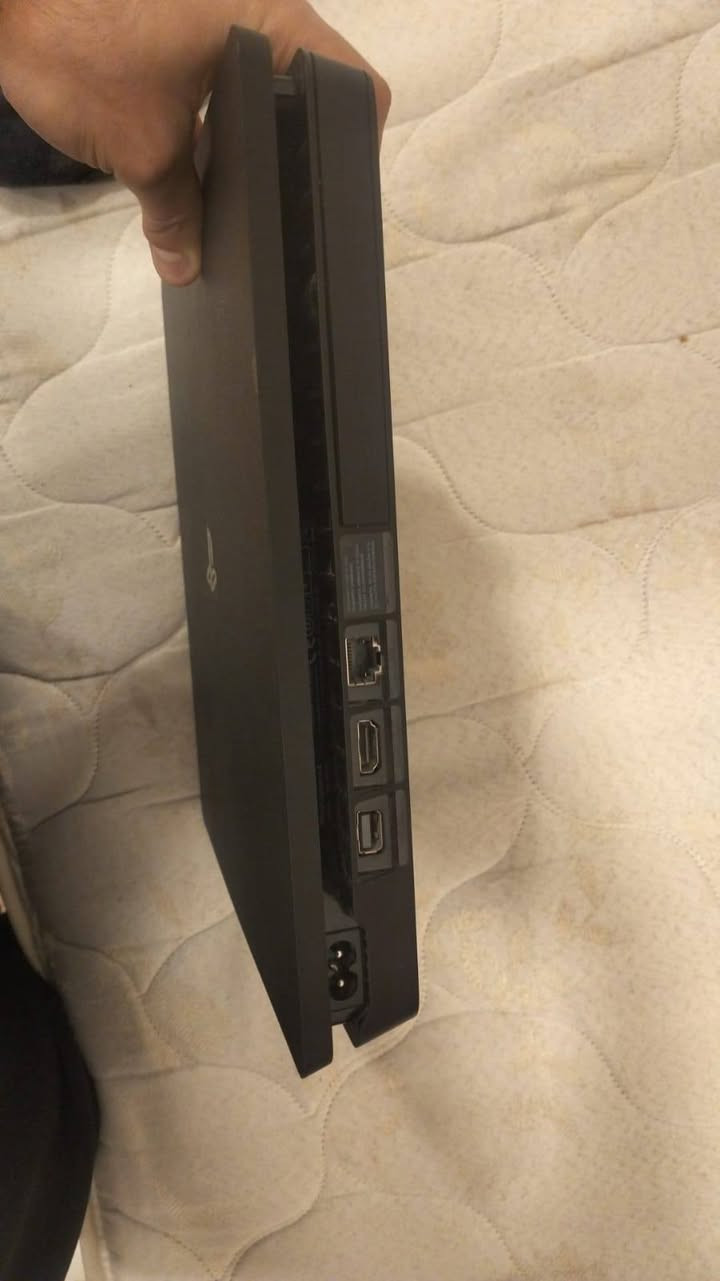 بلي 4 للبيع نضيف جدا ما مفتوح ابد وياه 4 اقراص بتل فيلد و جي تي اي و فيفا 24 و فاركراي جوستك عدد 2
500 كيكا
 السعر  275 قفل العنوان البصرة ابو الخصيب واتساب ***********
