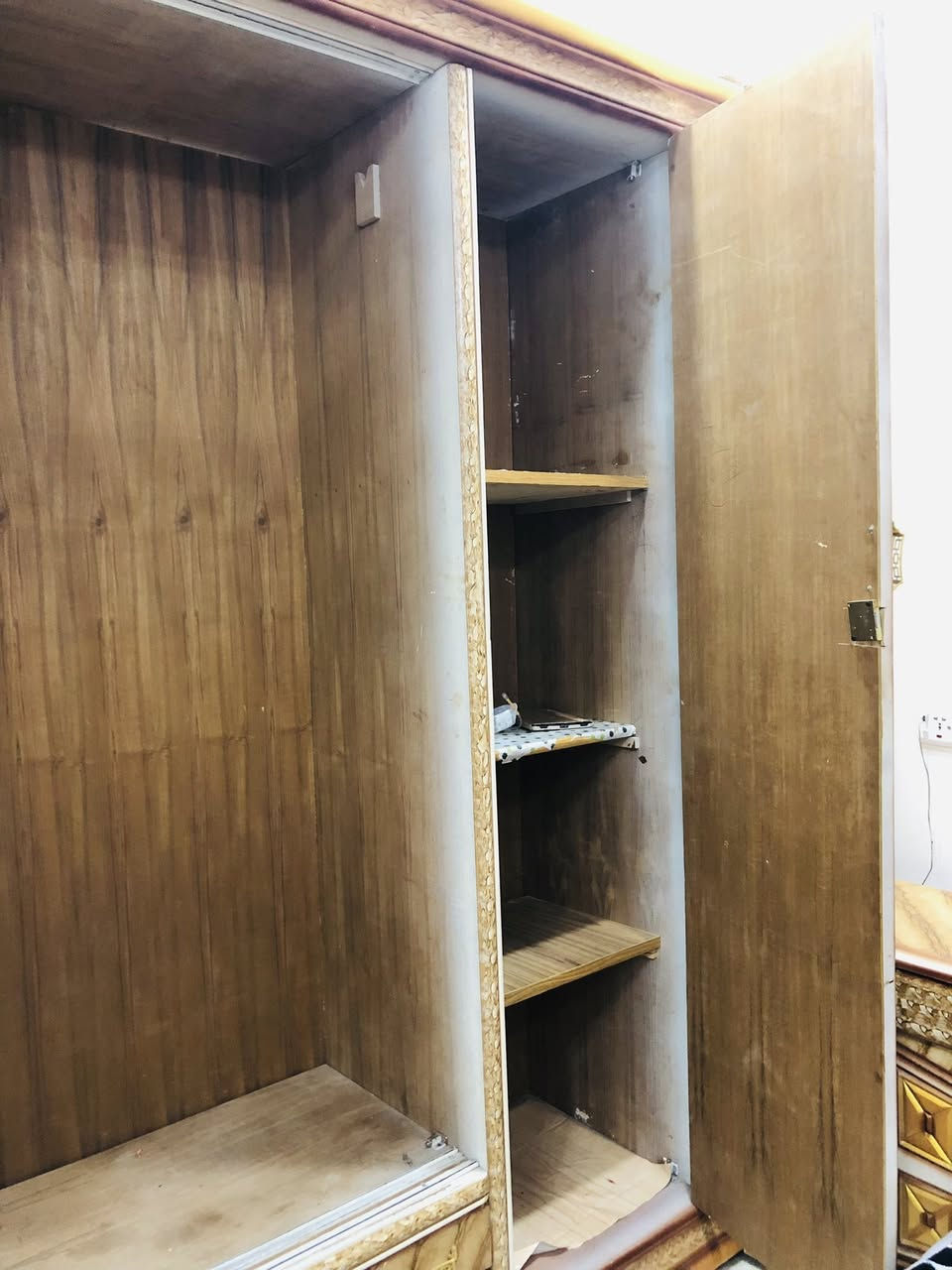 السلام عليكم
غرفة نوم ثكيلة تفصال مستخدمة للبيع 
داخل خارج صاج وظهر جرجوبه 
السعر ٥٧٥.٠٠٠ الف دينار وممكن ترهم اقساط منختلف ع السعر 
ابواب سلايد وكومدي عدد ٢ 
وميز تواليت 
وزاوية 
ترهم للغرف الي تكون مساحته صغيرة 
العنوان بغداد المشتل 
*********** 
اتصال 
واتساب متوفر
