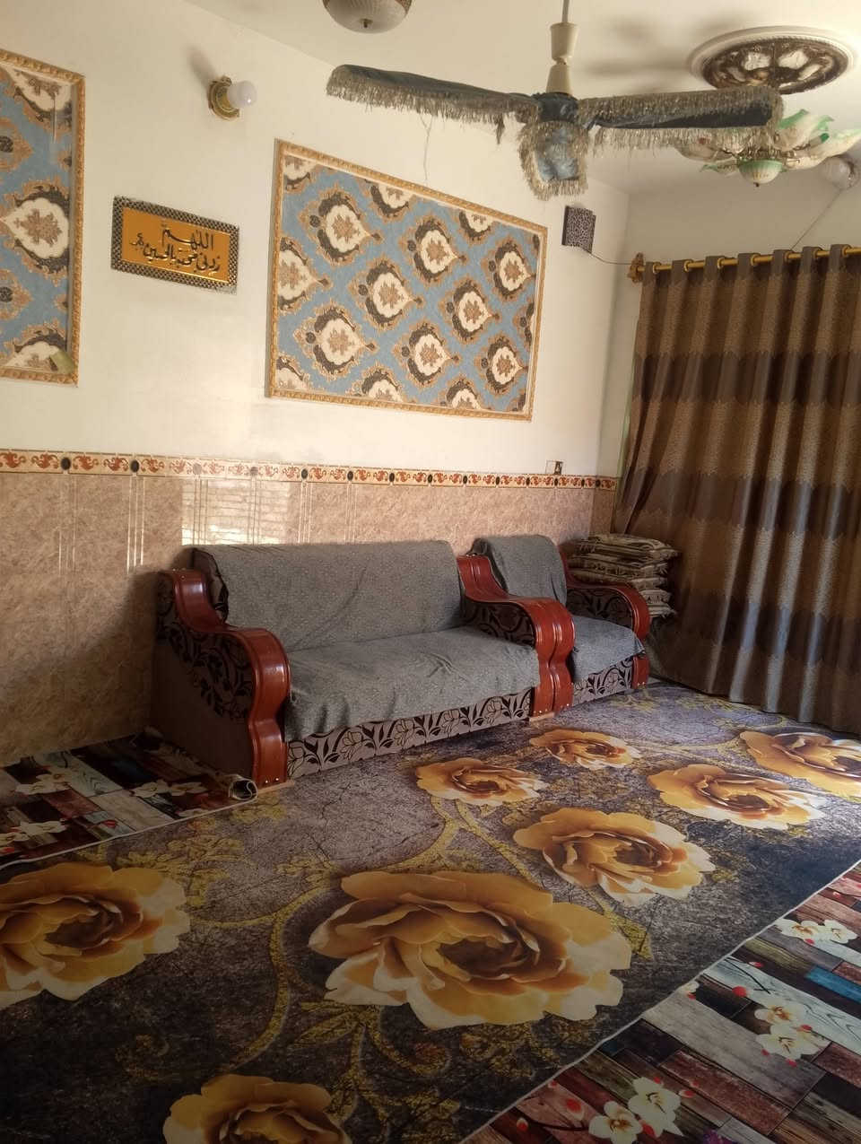 السلام عليكم 
بيت للبيع بحي الجاسمية يم بزل البو ناصر قرب مولده صلاح
مكون من غرفتين وصاله واستقبال ومطبخ وصحيات خارجية البناء بلوك والصحيات والحايط المامي طابوك مساحتة 150
السعر 40وبي مجال 
الرقم ***********
بي واتساب ومتواجد بل فيس
