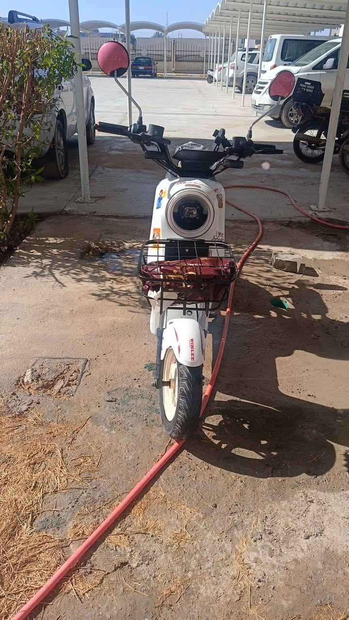 سلام عليكم دراجة شحن للبيع نظيفه نوع الدراجه R9 بطاريات نظاف تمشيك بالشحنه الوحدة  40كيلو مكفوله من كلشي بريكات هايدروليك امامي وخلفي امبيثري شغال هورن شغال كهربائيات كلها شغاله ماناقصه برقي السرعه حقيقي 77 السعر 400وبيها مجال قليل مكاني البصرة الهارثه رقم الهاتف ***********بي واتساب
