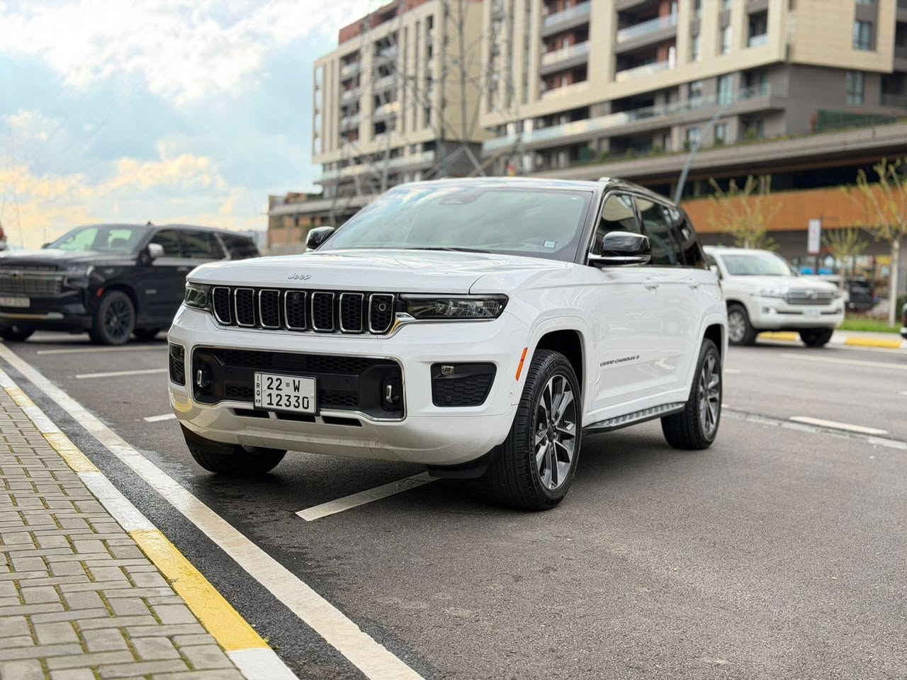 جيب كراند شيروكى اوفرلاند 2024 محرك 3.6 لتر 6 سلندر 
مع نظام دفع رباعى 4X4.شركة هارلم
العداد:Mil15,000 المحرك: 3.6 لتر 6 أسطوانات (V6) 
القوة الحصانية: 293 عزم الدوران (نيوتن-م): 352
ناقل الحركة: اوتوماتيك 8 سرعات 
الضمان 3 سنوات أو 60،000 كم (ايهما أولاً)
المواصفات:
*نظام دفع رباعي 4X4 متطور
*نظام التعليق الهوائي (جكات)
*فتحة سقف بانوراما 
*الصندوق كهربائي بخاصية الفتح باستشعار القدم او البصمة
*ويل قياس 20 انج
*شاشة عرض لوحة القيادة على الزجاج الأمامي (داتا شو)
*شاشة التحكم الرئيسية لمس بنظام Uconnect 5 بقياس 10.1 انج مع نظام ملاحة
*شاشة القيادة الرقمية بقياس 10.25 انج
*رادار تفاعلي مع خاصية التوقف والانطلاق
*نقطة العمياء

🟪 السعر  :: الطلب في التعليقات ويوصلك مباشرة ✍️ 📩

*تحذير الخروج عن المسار
*نظام المحافظة على البقاء فى المسار
*نظام التعرف على اشارات المرور
*خاصية المساعدة على التوجية فى التقاطعات
*حساسات امامية وخلفية
*كاميرات 360 للرؤية المحيطية
*كاميرا رؤيا ليليه
*المرآة الداخلية مزودة بشاشة لعرض الكاميرا الخلفية
*مانع تصادم خلفى
*نظام القيادة شبه الذاتية
*مقصورة الركاب من الجلد الفاخر
*المقاعدة الامامية كهربائية ومساج وذاكرة
*المقاعد الامامية مبردة ومدفأة
*المقاعد الخلفية مدفأة
*نظام ابل كار بلاى و اندرويد اوتو لاسلكي
*نظام صوتي فاخر 9 سماعات من ALPINE
*دخول ذكي (بصمة)
*نظام التشغيل عن بُعد
*مرايا خارجية قابلة للطي كهربائيًا مدفئة
*مصابيح أمامية أوتوماتيكية مع مصابيح نهارية وكشافات ضباب LED 
*نظام التحكم التلقائي في الضوء العالى
*دواسات جانبية
*ماسحات زجاج أمامي حساسة للمطر
*شاحن هاتف لاسلكي
*انماط قيادة متعددة رياضية وللطرق الوعرة
*وسائد امان هوائية أمامية/جانبية/ خلفية.

رقم صاحب السيارة 
***********
